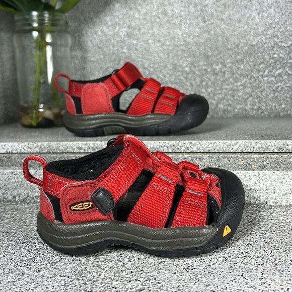 Keen Whisperer Red Closed Toed Sandals Shoes Outdoor Hiking Size 4 Toddler - Picture 1 of 7